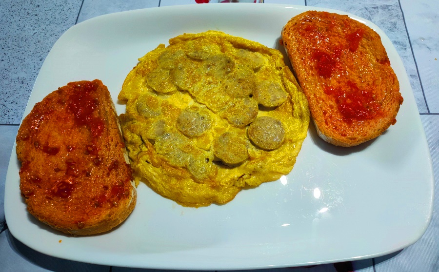 Truita de botifarra d'ou i pa amb tomàquet per dijous gras.