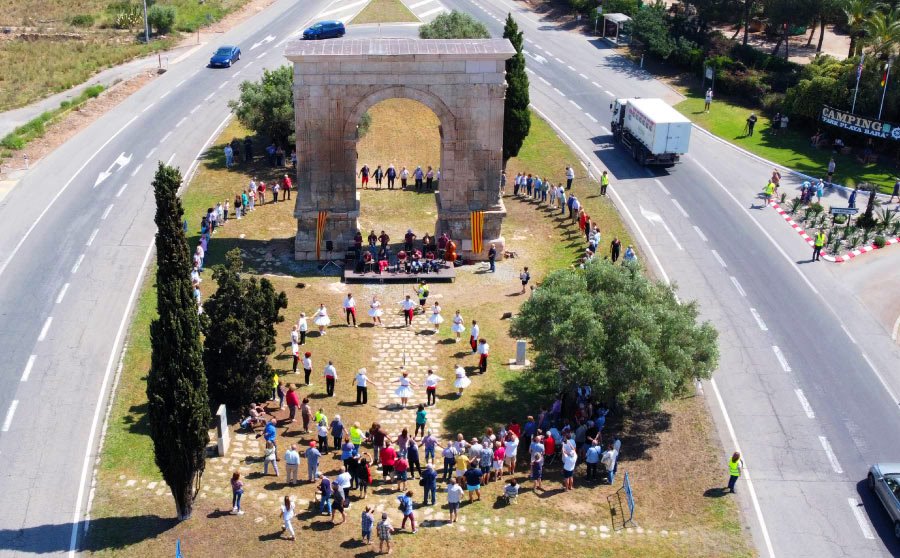 L'Arc de Berà i més de 200 sardanistes al seu voltant