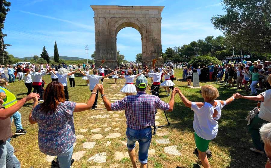 L'Arc de Berà i la gran sardana que l'encercla