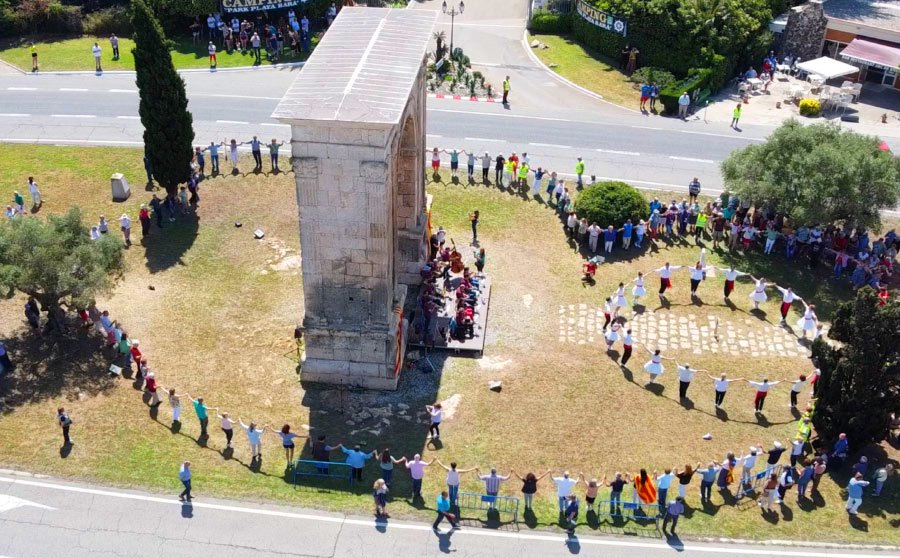 L’Arc de Berà i la gran sardana