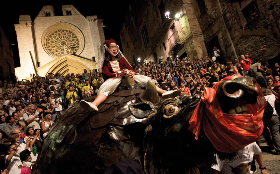 La Cucafera baixa per les escales de la Catedral de Tarragona