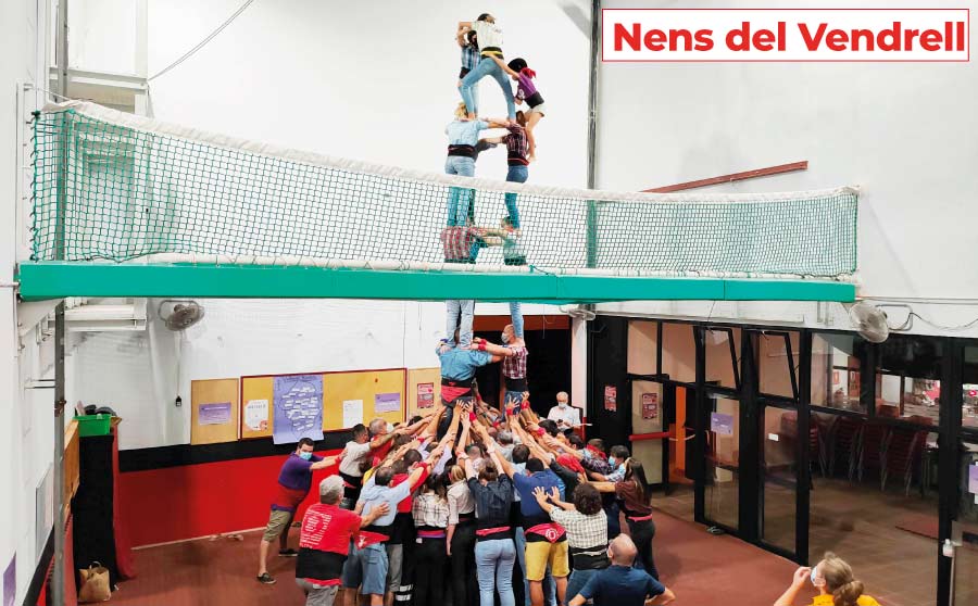 Nens del Vendrell, de nou aixecant "Castells"