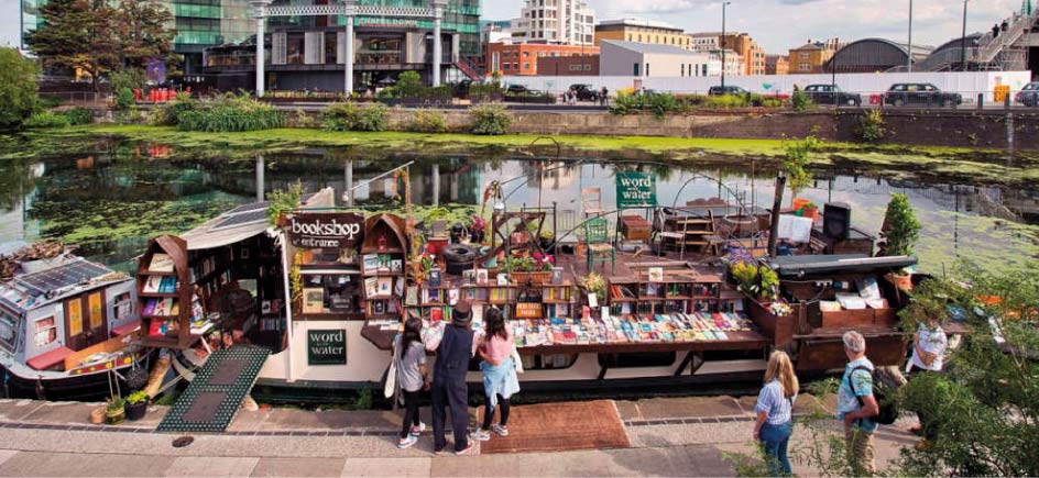 Curiosa Librería-barcaza "Palabra en el agua" Word on the Water 