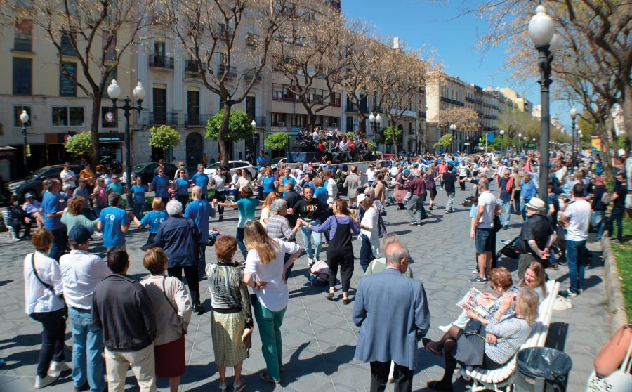 Tarragona Dansa omple de blau i  sardanes la rambla tarragonina